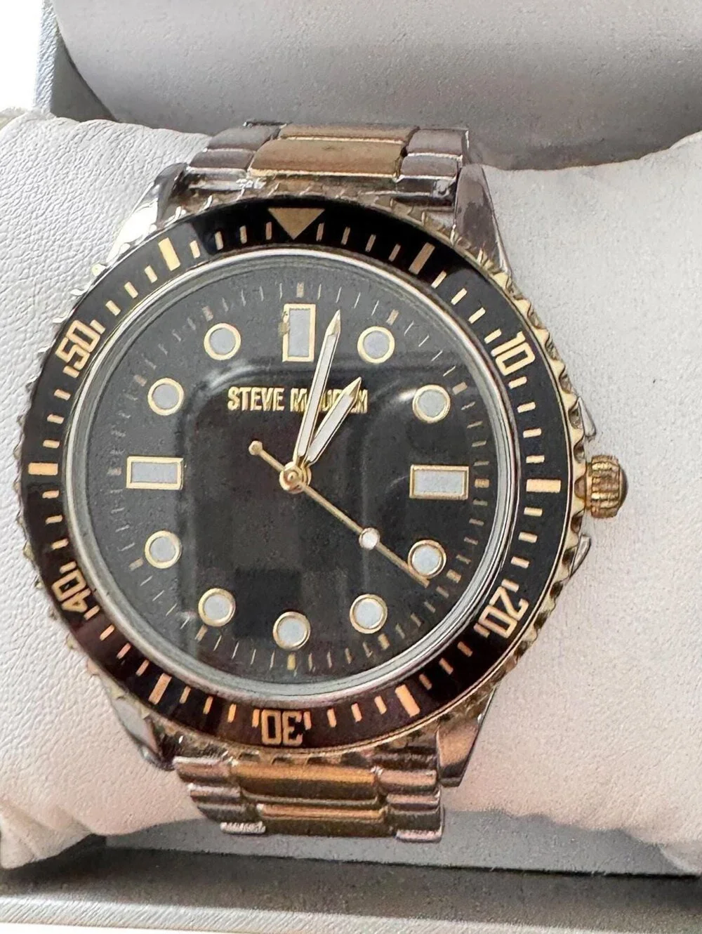 Steve Madden Men’s Two Tone Watch PC211J Black Dial Box Extra Links Not Working